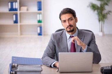 İş yerinde çalışan genç bir işadamı