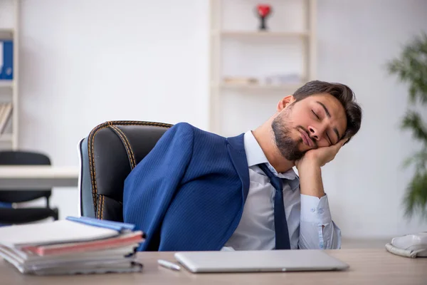 Νεαρός Επιχειρηματίας Εξαιρετικά Κουρασμένος Στο Χώρο Εργασίας — Φωτογραφία Αρχείου