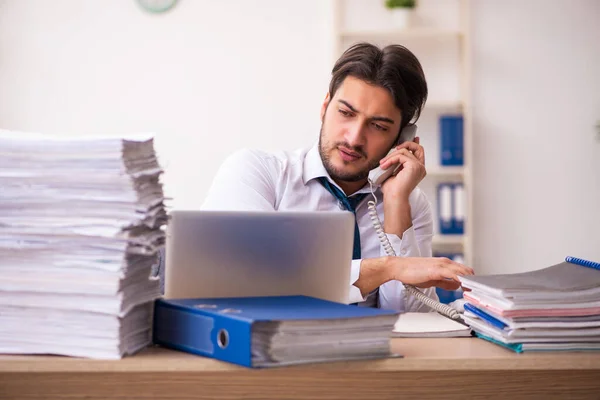 Jeune Employé Masculin Mécontent Travail Excessif Sur Lieu Travail — Photo