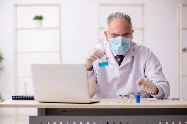 전염병 창궐하는 실험실에서 일하던 화학자 — 스톡 사진