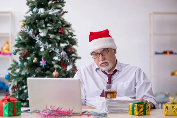 Stary Biznesmen Świętuje Boże Narodzenie Biurze — Zdjęcie stockowe