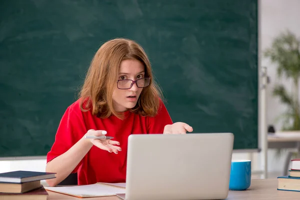 Studente Donna Che Prepara Gli Esami Classe — Foto Stock