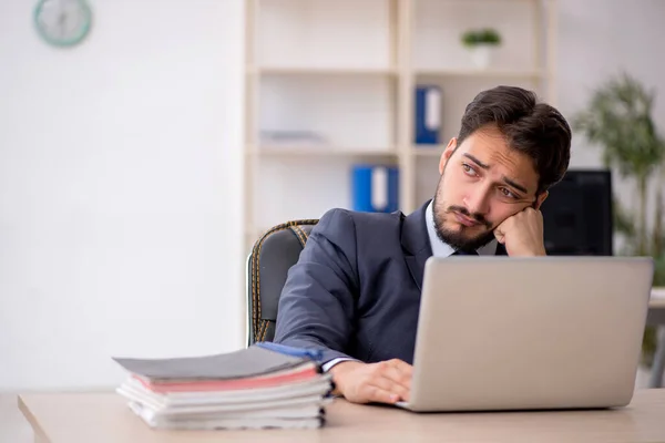 Jovem Empresário Empregado Que Trabalha Local Trabalho — Fotografia de Stock