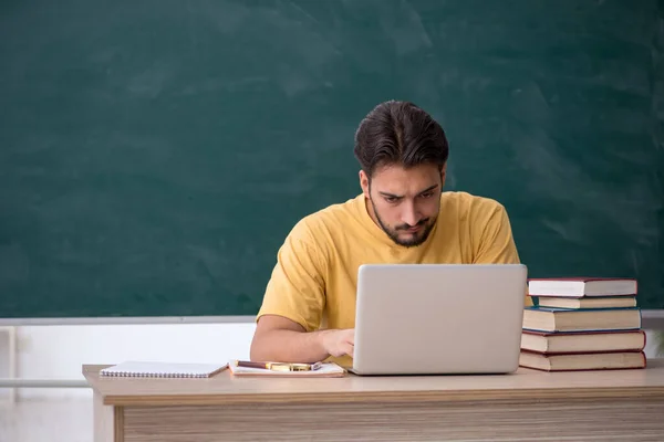 Jovem Estudante Conceito Telestudando — Fotografia de Stock