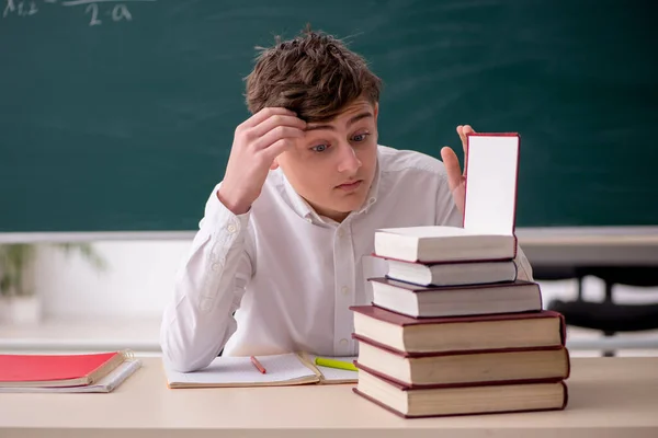 Manlig Elev Sitter Klassrummet — Stockfoto