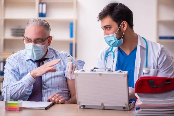 Jonge Dokter Bezoek Bij Oude Zakenman Kantoor — Stockfoto