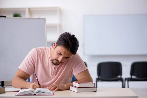 Jovem Estudante Preparando Para Exames Sala Aula — Fotografia de Stock