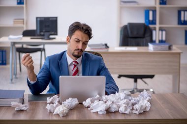 Beyin fırtınası konseptinde genç işadamı