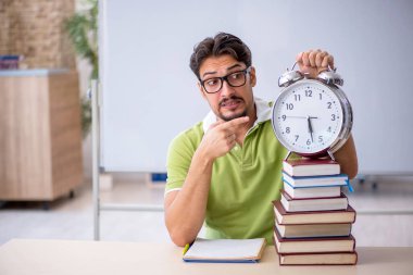 Zaman yönetimi konseptinde genç öğrenci