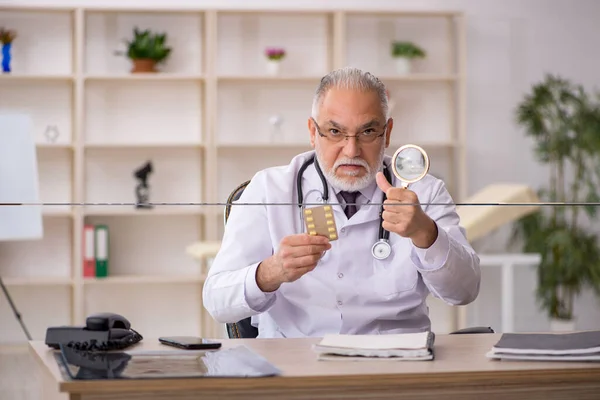Alter Arzt Schlägt Pillen Der Klinik Vor — Stockfoto
