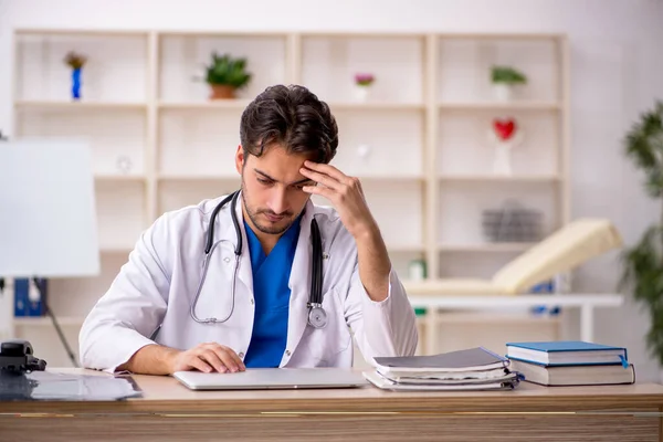 Junger Arzt Arbeitet Krankenhaus — Stockfoto