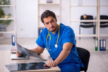 Klinikte çalışan genç bir radyolog.