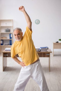 Eski patron teneffüste spor egzersizleri yapıyor.