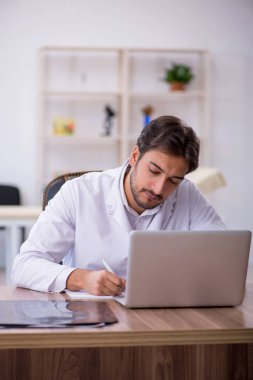 Teletıp konseptinde genç doktor