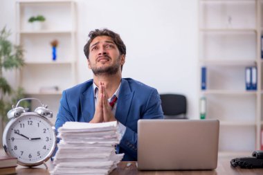 Zaman yönetimi konseptinde genç işadamı