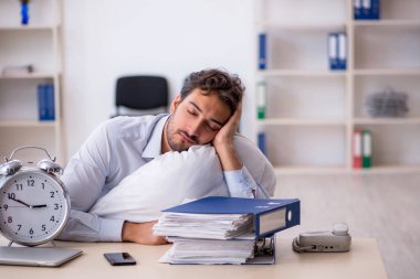 Genç işadamı aşırı uyku konsepti