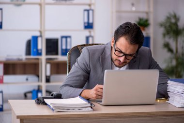 İş yerinde çalışan genç bir işadamı