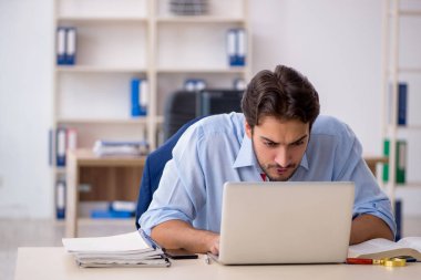 Ofiste çalışan genç işadamı.