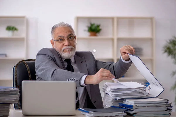 Viejo Empleado Negocios Demasiado Trabajo Oficina —  Fotos de Stock