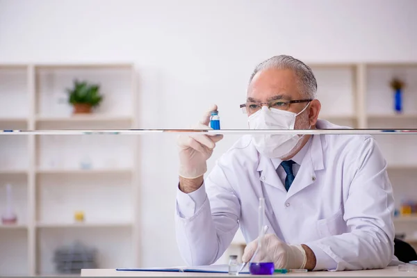 Stary Chemik Pracujący Laboratorium — Zdjęcie stockowe