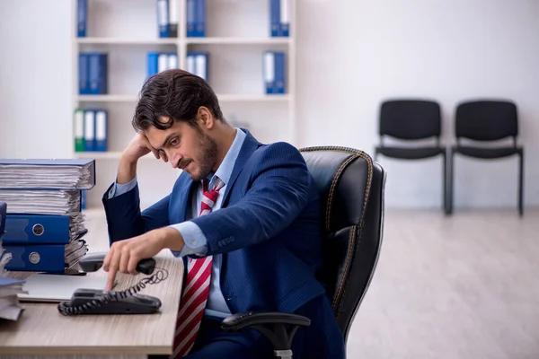 Giovane Impiegato Uomo Affari Troppo Lavoro Ufficio — Foto Stock