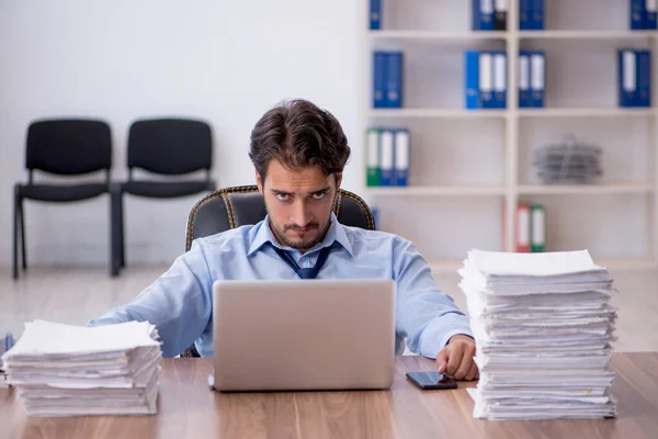 Empleado Joven Negocios Demasiado Trabajo Oficina — Foto de Stock