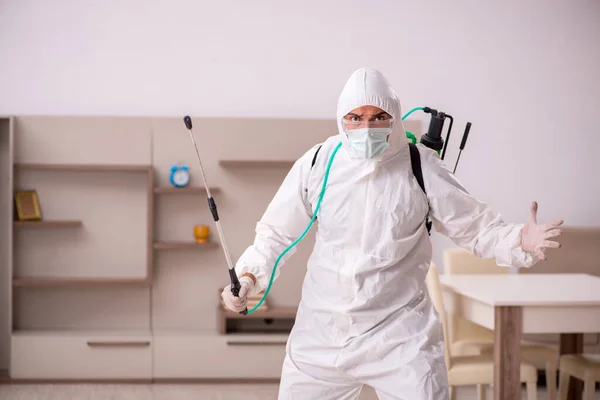 Jovem Empreiteiro Fazendo Controle Pragas Casa — Fotografia de Stock