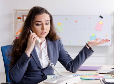 Ofiste çalışan genç bayan tasarımcı.