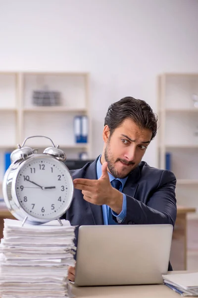 Joven Empresario Empleado Concepto Gestión Del Tiempo —  Fotos de Stock