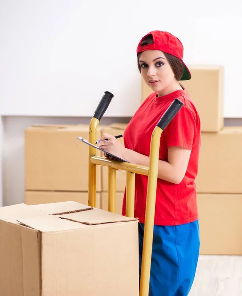 Jonge Vrouwelijke Professionele Verhuizer Doet Home Relocation — Stockfoto