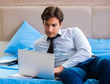 Otel odasında çalışan işadamı.