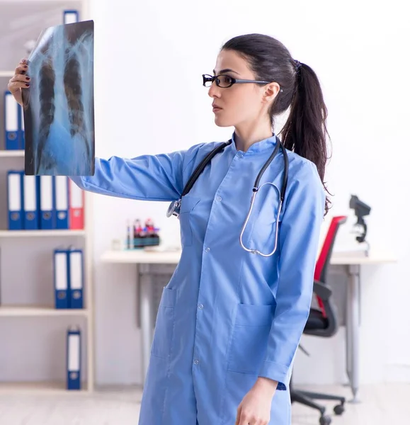 Young Female Doctor Radiologist Working Clinic — Stockfoto