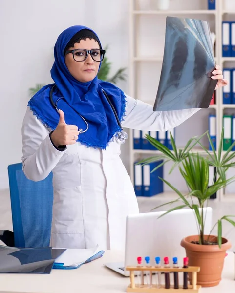 Die Ärztin Hidschab Die Krankenhaus Arbeitet — Stockfoto