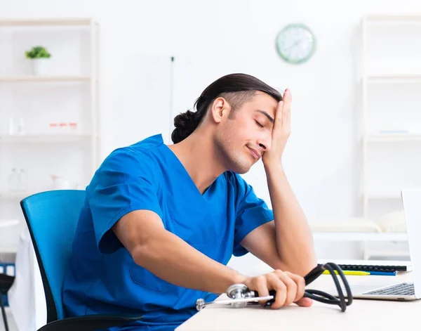 Young Male Doctor Working Clinic — Stock Photo, Image