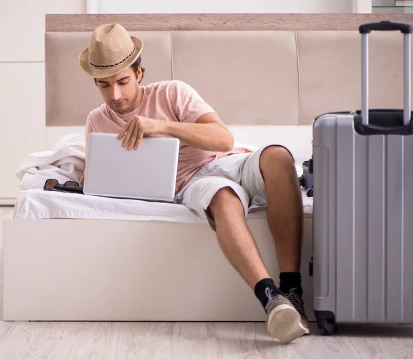 Hombre Con Maleta Dormitorio Esperando Viaje —  Fotos de Stock