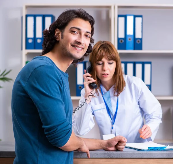 Jovem Paciente Recepção Hospital — Fotografia de Stock