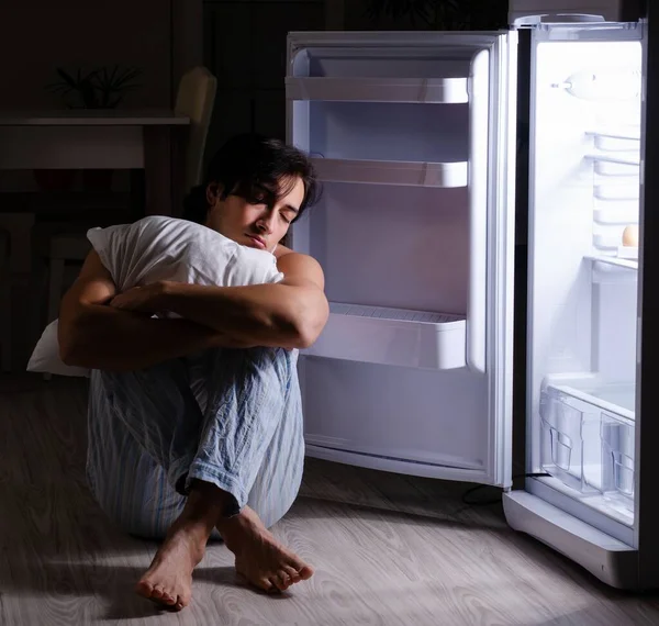 Mannen Bryta Diet Natten Nära Kylskåpet — Stockfoto