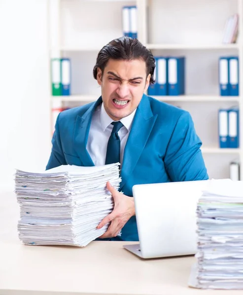 Der Junge Männliche Mitarbeiter Ist Unzufrieden Mit Exzessiver Arbeit — Stockfoto