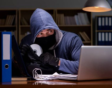 Hacker ev bilgisayarından kişisel veri çalıyor.