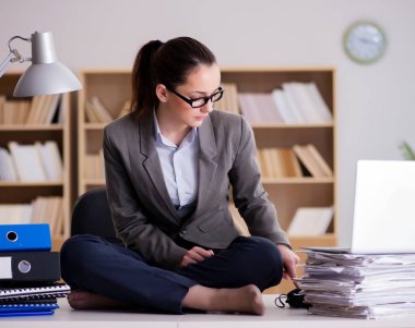 Ofisteki masada oturan kızgın iş kadını.