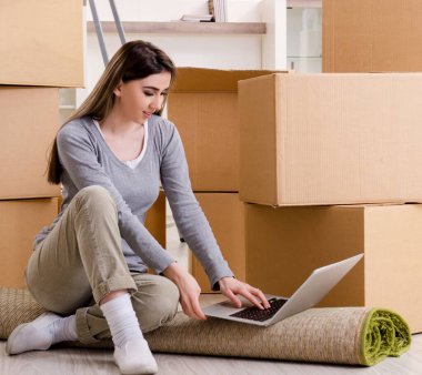 Genç ve güzel kadın yeni daireye taşınıyor.