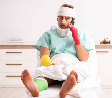 Hastanede kalan yaralı genç adam.