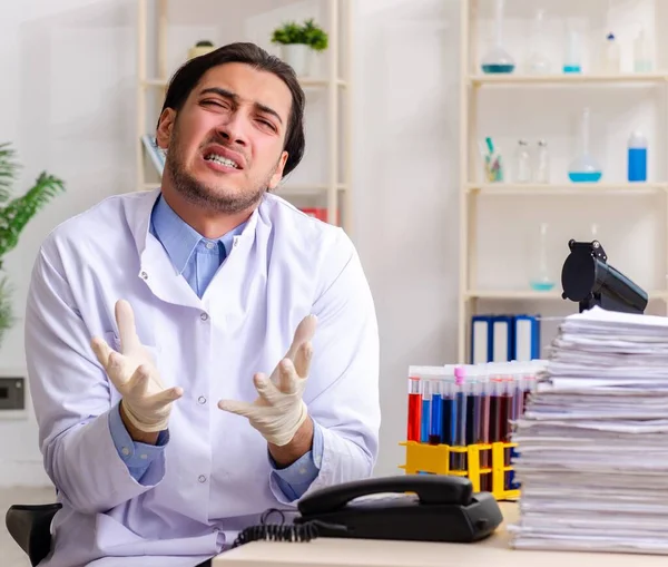 Den Unge Manliga Kemisten Som Arbetar Labbet — Stockfoto