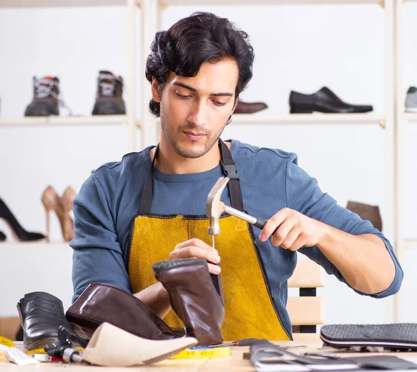 Νεαρός Επισκευάζει Παπούτσια Στο Εργαστήριο — Φωτογραφία Αρχείου