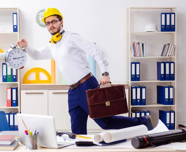 Jovem Arquiteto Que Trabalha Escritório — Fotografia de Stock