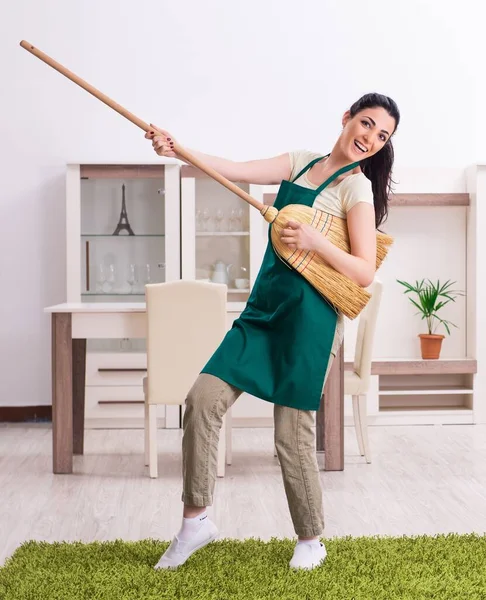 Jovem Empreiteira Fazendo Trabalhos Domésticos — Fotografia de Stock