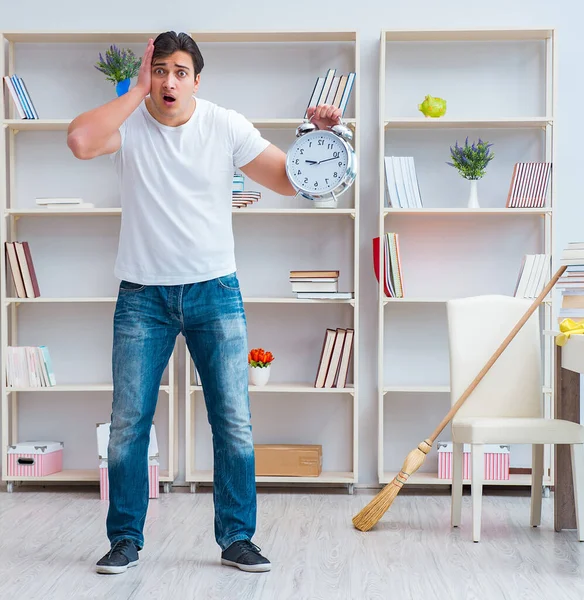 Hombre Que Limpia Casa — Foto de Stock