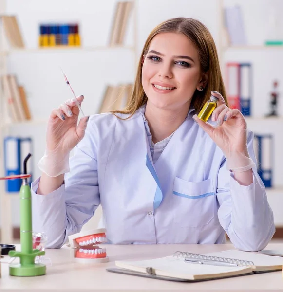 Estudiante Odontología Practicando Habilidades Aula — Foto de Stock