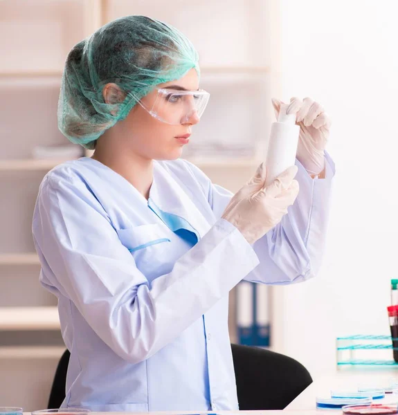 Joven Química Que Trabaja Laboratorio — Foto de Stock