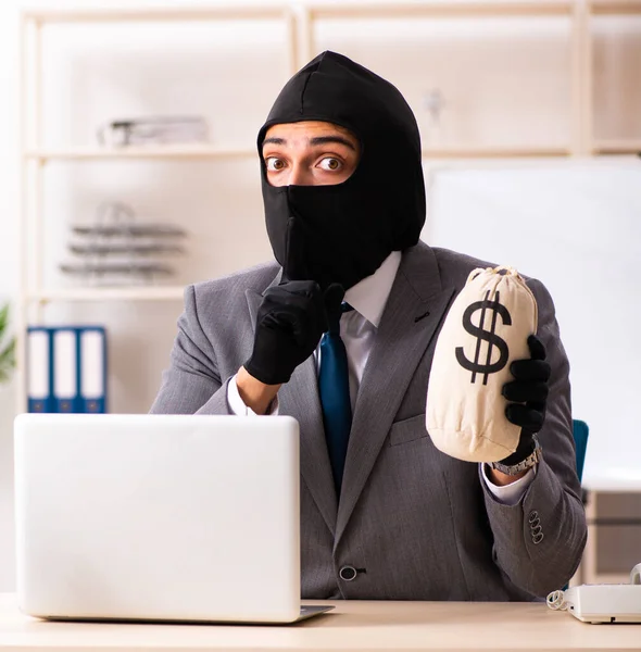 Der Männliche Gangster Klaut Informationen Aus Dem Büro — Stockfoto